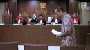 Terdakwa kasus suap dana hibah Kemenpora pada KONI yang juga Deputi IV Kemenpora Mulyana saat sidang pembacaan nota pembelaan di Pengadilan Tipikor, Jakarta, Kamis (29/8/2019). Sebelumnya, JPU KIPK menuntut Mulyana dengan hukuman 7 tahun dan denda Rp200 juta. (Liputan6.com/Helmi Fithriansyah)