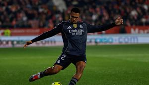 Pemain Real Madrid, Trent Alexander-Arnold, menendang bola dalam pertandingan La Liga Spanyol antara Girona dan Real Madrid, Minggu, 30 November 2025. (AP Photo/Joan Monfort)