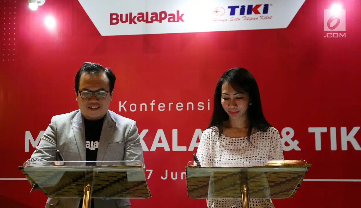 Co-Founder dan CFO Bukalapak Muhammad Fajrin Rasyid dan Dirut TIKI Yulina Hastuti saat menandatangani perjanjian kerja sama (MoU) dalam mengoptimalkan jasa layanan pengiriman barang di Kantor Bukalapak, Jakarta, Rabu (7/6). (Liputan6.com/Angga Yuniar)