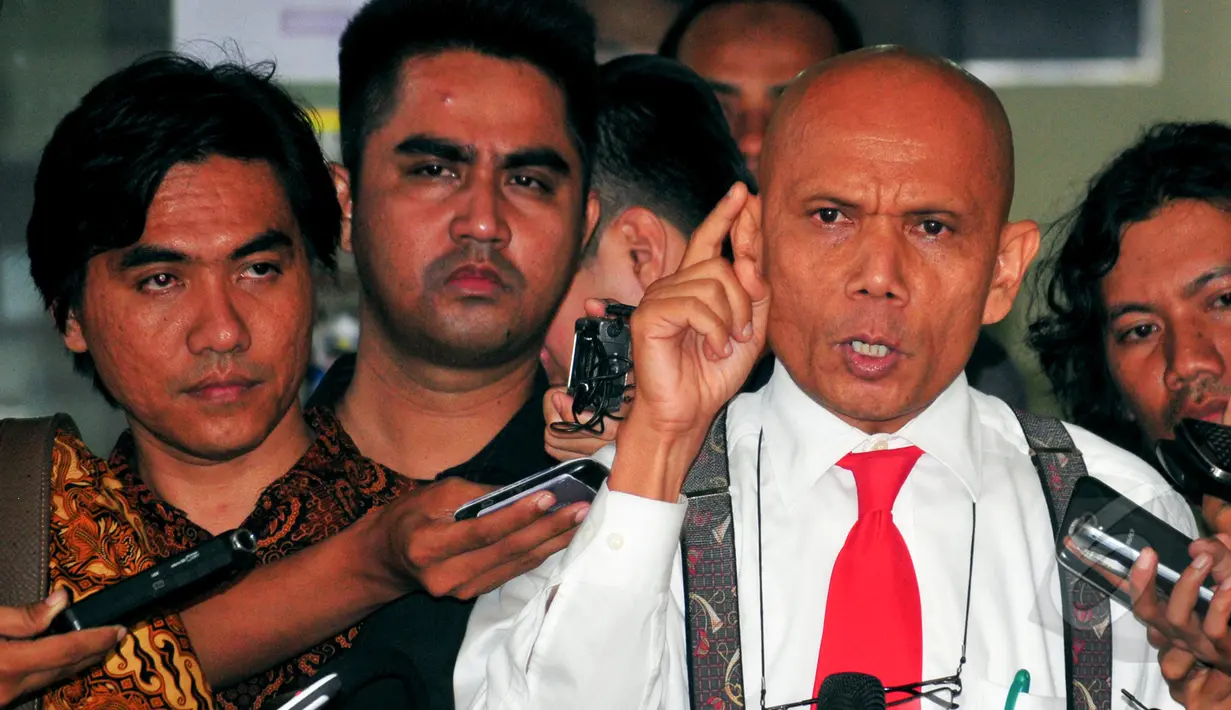 Saor Siagian pengacara Bambang Widjojanto memberikan keterangan pers terkait pembatalan penahanan Bambang Widjojanto (BW), Jakarta Kamis (23/4/2015). BW tak jadi ditahan karena bersikap kooperatif oleh penyidik. (LIputan6.com/Yoppy Renato)