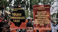 Massa buruh yang tergabung dalam Konfederensi Serikat Pekerja Indonesia (KSPI) menggelar aksi menuntut kenaikan upah minimum provinsi (UMP) di Balai Kota DKI, Jakarta, Kamis (10/11/2022). Massa buruh menuntut Penjabat (PJ) Gubernur DKI Heru Budi Hartono untuk menaikkan UMP 2023 sebesar 13 persen dan menolak PP 36 Tahun 2021 sebagai acuan kenaikan upah 2023. (merdeka.com/Iqbal S Nugroho)