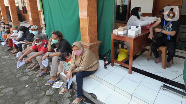 <span>Warga Kelurahan Serua antre mendapatkan suntikan pertama vaksin COVID-19 Sinovac di musala Pesantren Nurul Hidayah, Serua, Kota Depok, Jawa Barat, Rabu (22/9/2021). Kegiatan Vaksinasi Merdeka yang diadakan Polda Metro Jaya ini menyisir warga pinggiran Jakarta dan Depok. (merdeka.com/Arie Basuki)</span>