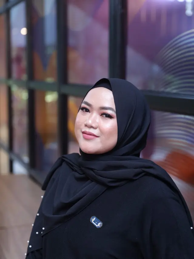 Pernah dengan lip swatcher, profesi unik sekaligus terapi bagi Rissa @lippilelust.