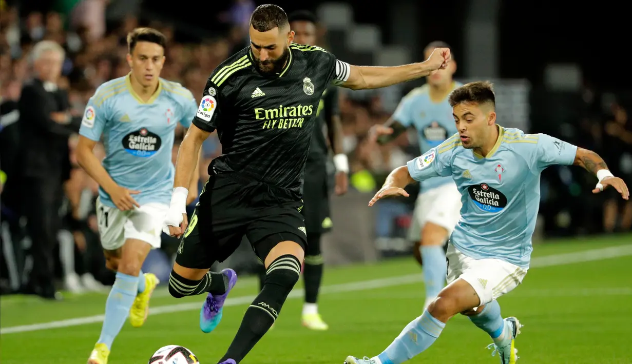 Pemain Real Madrid Karim Benzema (tengah) menendang bola saat melawan Celta Vigo pada pertandingan sepak bola La Liga Spanyol di Stadion Balaidos, Vigo, Spanyol, 20 Agustus 2022. Real Madrid menang 4-1. (AP Photo/Lalo R. Villar)