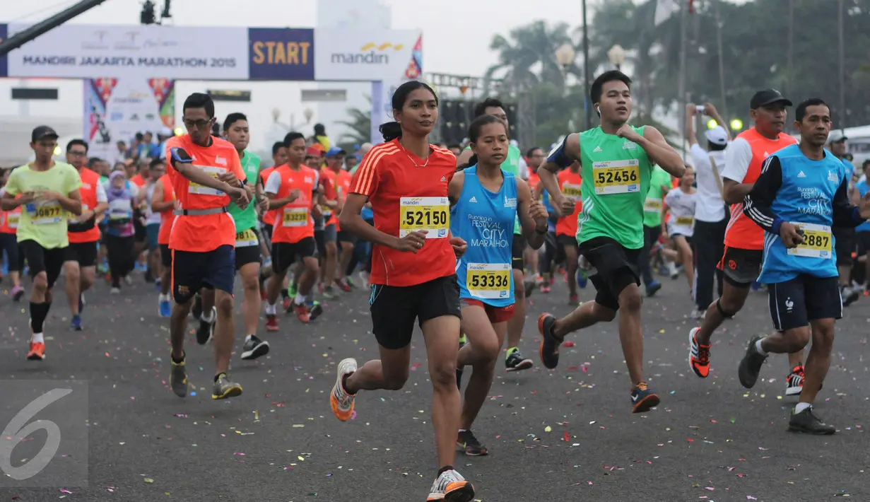 Sejumlah pelari melakukan start lomba lari Jakarta Marathon 2015 di Silang Monas Jakarta, Minggu (25/10/2015). 15.000 pelari mengikuti lomba lari Jakarta Marathon 2015 yang terbagi dalam empat kategori utama. (Liputan6.com/Helmi Fithriansyah)