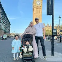 Khalisa ikut kedua orang tuanya berlibur ke London, Inggris. Kabar itu diketahuid ari unggahan terbaru sang mama, Kartika Putri di akun instagram pribadinya. [Instagram/kartikaputriworld]