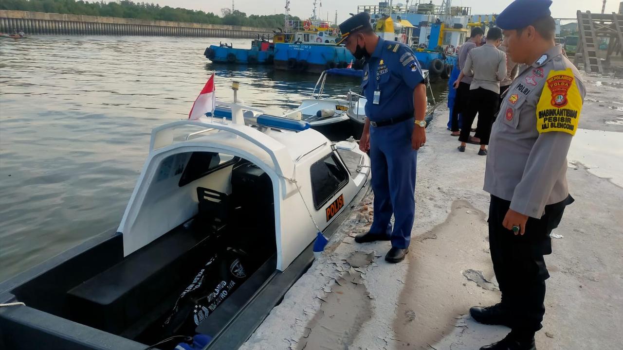 Evakuasi mayat Bigjen TNI anggota BIN di perairan Marunda