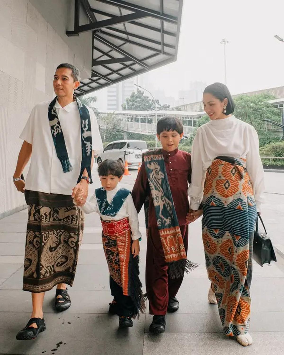 Gaya Andien Aisyah dan Keluarga Kompak dengan Kain Nusa Tenggara, Lestarikan Budaya Nusantara