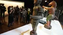 Patung kerajaan setengah manusia setengah burung,  Raja Ghezo, dan setengah manusia setengah singa Raja Glele abad ke-19 di Benin, telrihat di museum Quai Branly–Jacques Chirac, Paris (25/10/2021). (AP Photo/Michel Euler)