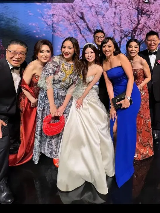 Istri Raffi Ahmad itu pun melengkapi gayanya dengan tas warna merah senada dengan Selvi. Namun, Nagita menentang tas keluaran Bottega Veneta yaitu ‘Mini Jodie’ yang dilansir dari situs resminya ditaksir sekitar Rp81,7 jutaan. [@raffinagita1717]