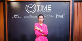 Velove Vexia tampak hadir meramaikan acara pembukaan 4 butik jam tangan dari Time International. Dengan menggunakan busana berwana fuchia dan jam tangan dari Time International, Velove tampak antusias menyambut dibukanya kembali butik  IWC Schaffhausen, Jaeger-LeCoultre, Panerai, dan Piaget.  [ Foto: dok Time International ]