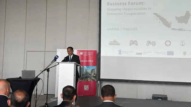 Staf Ahli Bidang Manajemen Kementerian Luar Negeri RI (Kemlu RI) Acep Somantri dalam forum bisnis oleh PAIH dan KBRI Warsawa diselenggarakan di Gdansk, Polandia, Selasa (17/6/2025). (Liputan6.com/Benedikta Miranti)