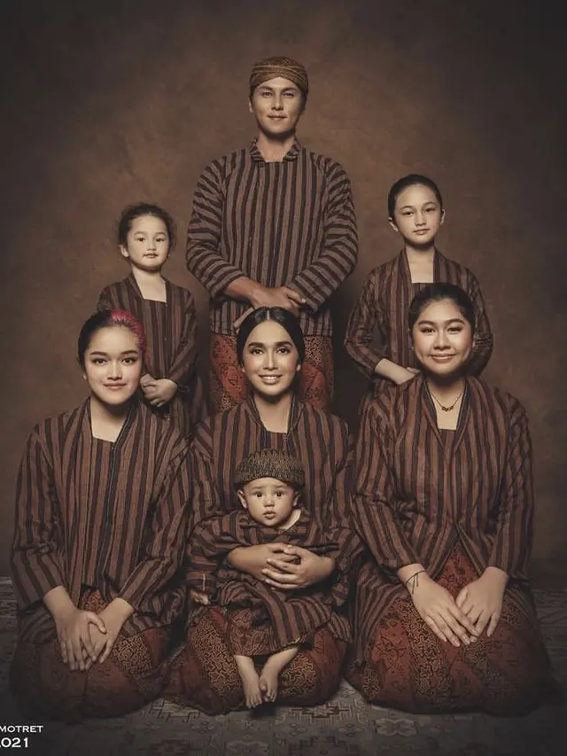 Potret Andhika Pratama dan Ussy Sulistiawaty bersama anak-anaknya (Sumber: Instagram/@riomotret)
