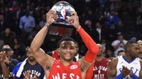 Pemain Oklahoma City Thunder, Russell Westbrook, meraih gelar MVP NBA All-Star 2016. Dia menyamai pencapaian legenda NBA, Bob Pettit. (USA Today via Reuters/Bob Donnan)