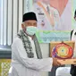 Gubernur Jawa Barat Ridwan Kamil saat bersilaturahmi di Pondok Pesantren Pink 03, salah satu Pesantren penerima bantuan Program One Pesantren One Product atau OPOP, di Kabupaten Bekasi, Sabtu (16/4/2022).