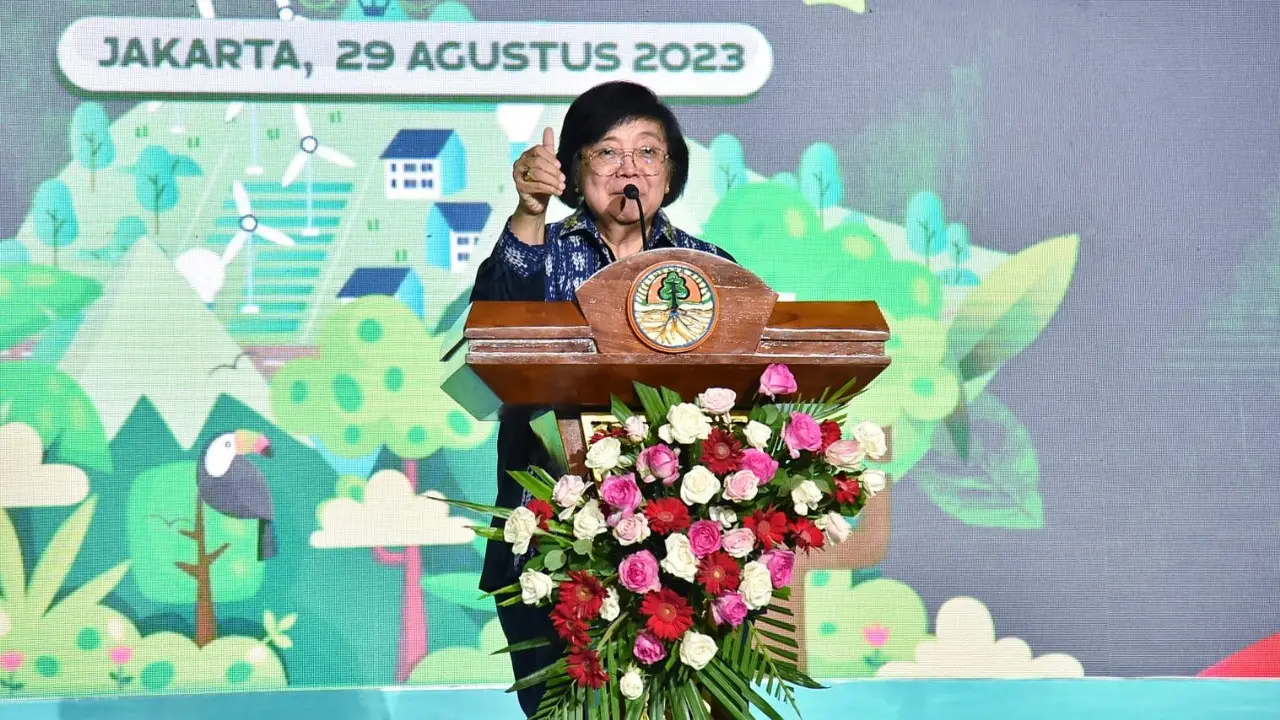 Menteri Lingkungan Hidup dan Kehutanan (LHK), Siti Nurbaya saat memberikan penganugerahaan Nirwasita Tantra
