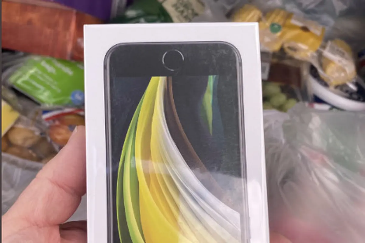 Beli Buah Apel di Supermarket Online, Pria Ini Malah Dapat iPhone SE