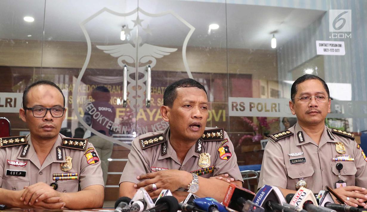 Kabiddokpol Pusdokkes RS Polri Kombes Pol Pramujoko bersama Kepala Bidang Pelayanan RS Polri Kombes Pol Sumirat dan Kepala Instalasi Forensik RS Polri Kombes Pol Edy P. saat jumpa pers di RS Polri, Jakarta, Jumat (27/10). (Liputan6.com/Immanuel Antonius)