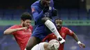 Bek Chelsea, Antonio Rudiger berebut bola dengan gelandang Morecambe tim divisi empat Morecambe, Nathaniel Knight-Percival pada babak ketiga Piala FA 2020/21 di Stamford Bridge, Minggu (10/1/2021). Chelsea menggasak Morecambe dengan skor telak 4-0. (AP Photo/Matt Dunham)