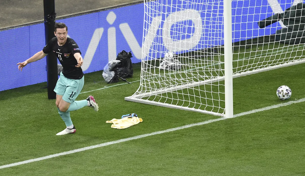 Penyerang Austria, Michael Gregoritsch berselebrasi usai mencetak gol ke gawang Makedonia Utara pada pertandingan grup C Euro 2020 di stadion National Arena di Bucharest, Rumania, Minggu (13/6/2021). Austria menang atas Makedonia Utara dengan skor 3-1. (Mihai Barbu/Pool via AP)