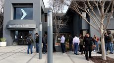 Orang-orang berbaris di luar kantor Silicon Valley Bank di Santa Clara, California, Senin (13/3/2023). Beberapa hari setelah Silicon Valley Bank mengalami kebangkrutan, nasabah mengantre untuk mencoba mengambil kembali dana mereka dari salah satu bank yang menjadi andalan para startup tersebut. (Justin Sullivan/Getty Images/AFP )