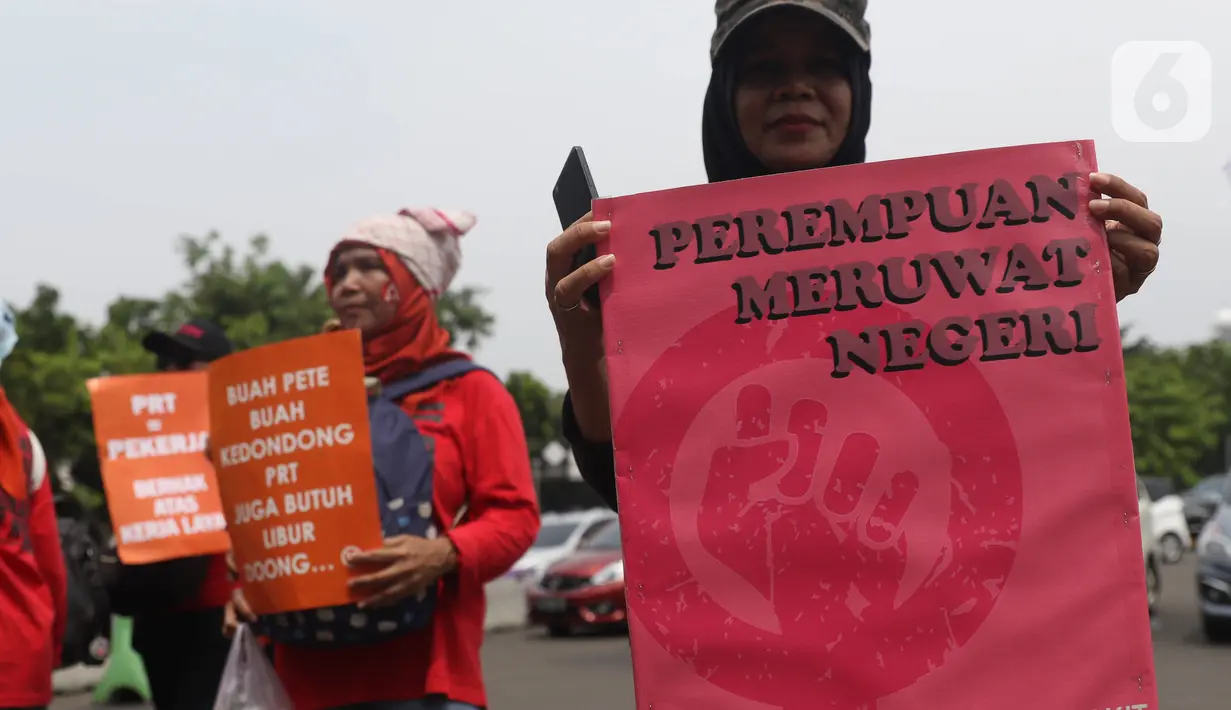 Sejumlah aktivis yang tergabung dalam aliansi perempuan bangkit melakukan aksi damai pada Hari Ibu di depan Istana, Jakarta, Minggu (22/12/2019). Dalam aksi tersebut mereka menyuarakan agar menyamakan hak-hak perempuan dan kesejahteraan. (Liputan6.com/Angga Yuniar)