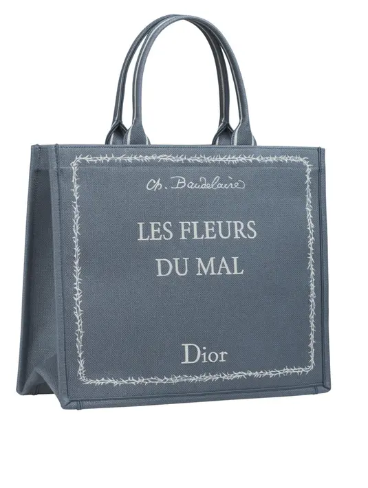 Mingyu juga tampil dengan tas tote bag abu-abu seharga Rp65 jutaan.  [Dok. Dior]