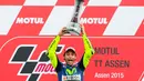 Valentino Rossi menjuarai balap MotoGP Belanda 2015 yang berlangsung di Sirkuit Assen, Sabtu (27/6) malam WIB. (AP Photo/Vincent Jannink)