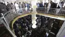 Umat muslim melaksanakan salat berjemaah pada hari pertama bulan Ramadan di sebuah masjid di Kabul, Afghanistan, Jumat (24/4/2020). Mereka melaksanakan salat di tengah kekhawatiran akan penularan virus corona COVID-19. (AP Photo/Rahmat Gul)