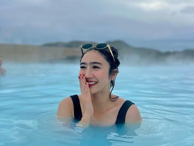 Febby bahkan menyebut pemandian air panas ini sebagai "Ciwidey versi Iceland," merujuk pada kolam air panas di Indonesia yang menawarkan suasana alam sejuk serupa. Selain kehangatan airnya, para pengunjung, termasuk Febby, juga dapat menikmati pemandangan gunung yang mengelilingi tempat tersebut. (Liputan6.com/IG/@febbyrastanty)