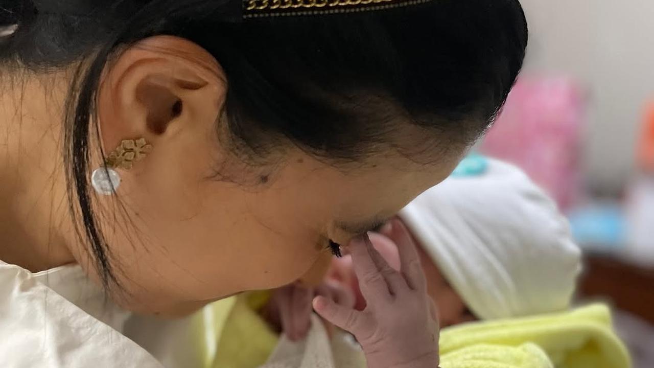 Potret Marcella Zalianty Gendong Keponakan Perempuan Pertama yang Baru Lahir