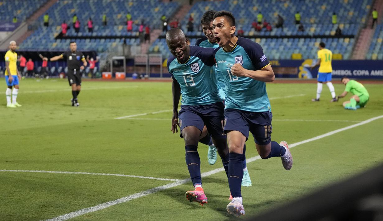 Ekuador pastikan diri melaju ke babak 16 besar Copa America setelah menahan imbang Brasil pada laga pamungkas fase Grup B. Seperti juga Ekuador, Brasil berhasil melaju ke babak selanjutnya dengan rekor tak terkalahkan di fase grup. (Foto: AP/Ricardo Mazalan)