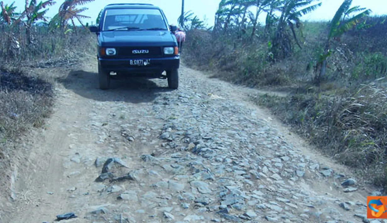 Citizen6, Sukabumi: Sebagian besar jalan penghubung antar desa rusak dan masih bebatuan. (Pengirim: Fajar Satritama)