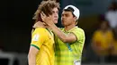 Thiago Silva mencoba menenangkan David Luiz usai kekalahan Brasil lawan Jerman di Mineirao Stadium, Belo Horizonte, Brasil, Rabu (9/7/2014) (AFP PHOTO / ADRIAN DENNIS)