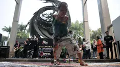 Sadikin Pard (53) membuat karya lukisan dengan kedua kakinya saat Indonesian Art Festival "Pesta Seni Rupa Indonesia" di Museum Nasional, Jakarta, Minggu (10/11/2019). Keterbatasan seniman asal Malang tersebut tidak melemahkan niatnya dalam dunia berkesenian. (merdeka.com/Iqbal S. Nugroho)