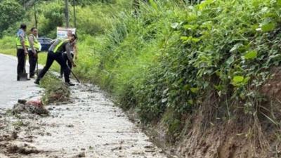 Satlantas Padangsidimpuan Bersihkan Drainase di Jalinsum, Cegah Kerusakan Jalan dan Kecelakaan