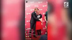 Perempuan berhijab tersebut menolak secara sopan untuk berjabat tangan dengan Beckham.