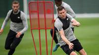 Gelandang Liverpool, James Milner, tampak serius saat melakukan sesi latihan jelang laga  kualifikasi liga Champions di Melwood, Liverpool, Selasa (22/8/2017). Liverpool akan menghadapi Hoffenheim. (AFP/Oli Scarff)
