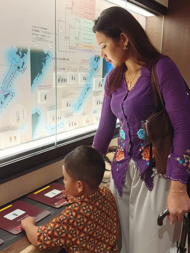 Indah Permatasari saat Liburan ke Jepang pakai kebaya. [@arie_kriting]