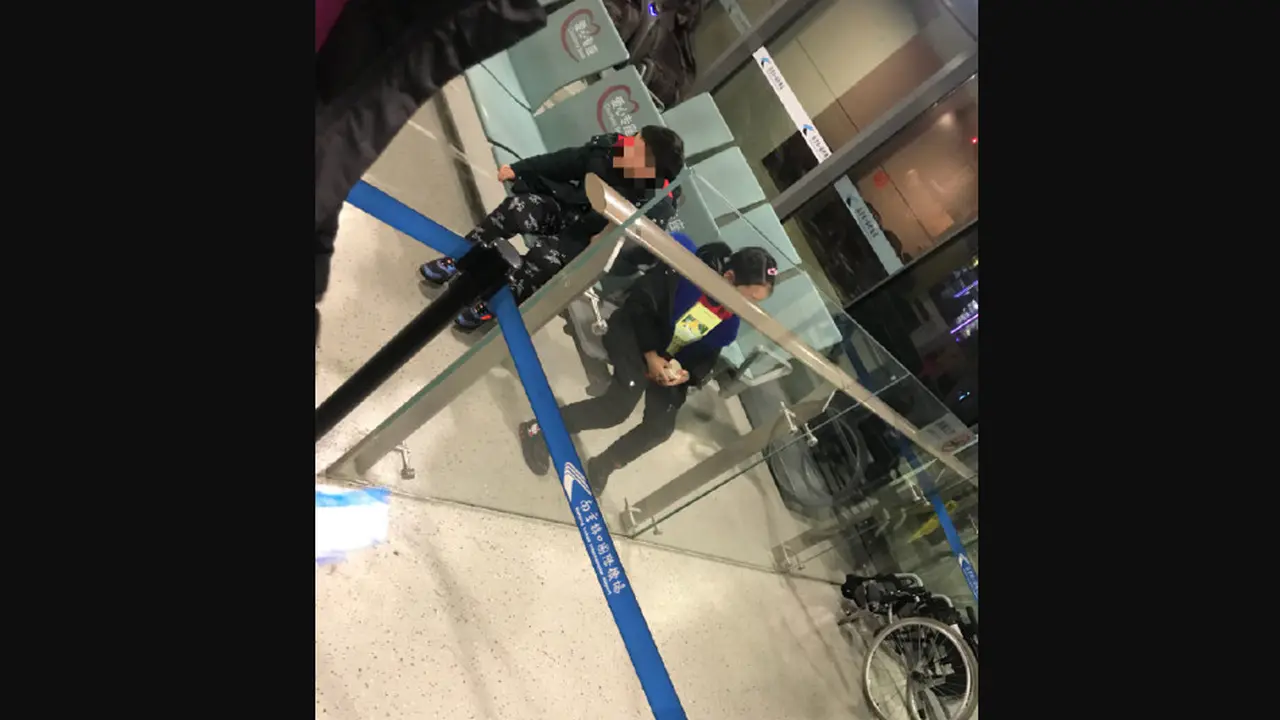 Dua anak diduga ditelantarkan orang tuanya di Bandara Nanjing akibat virus corona Wuhan.