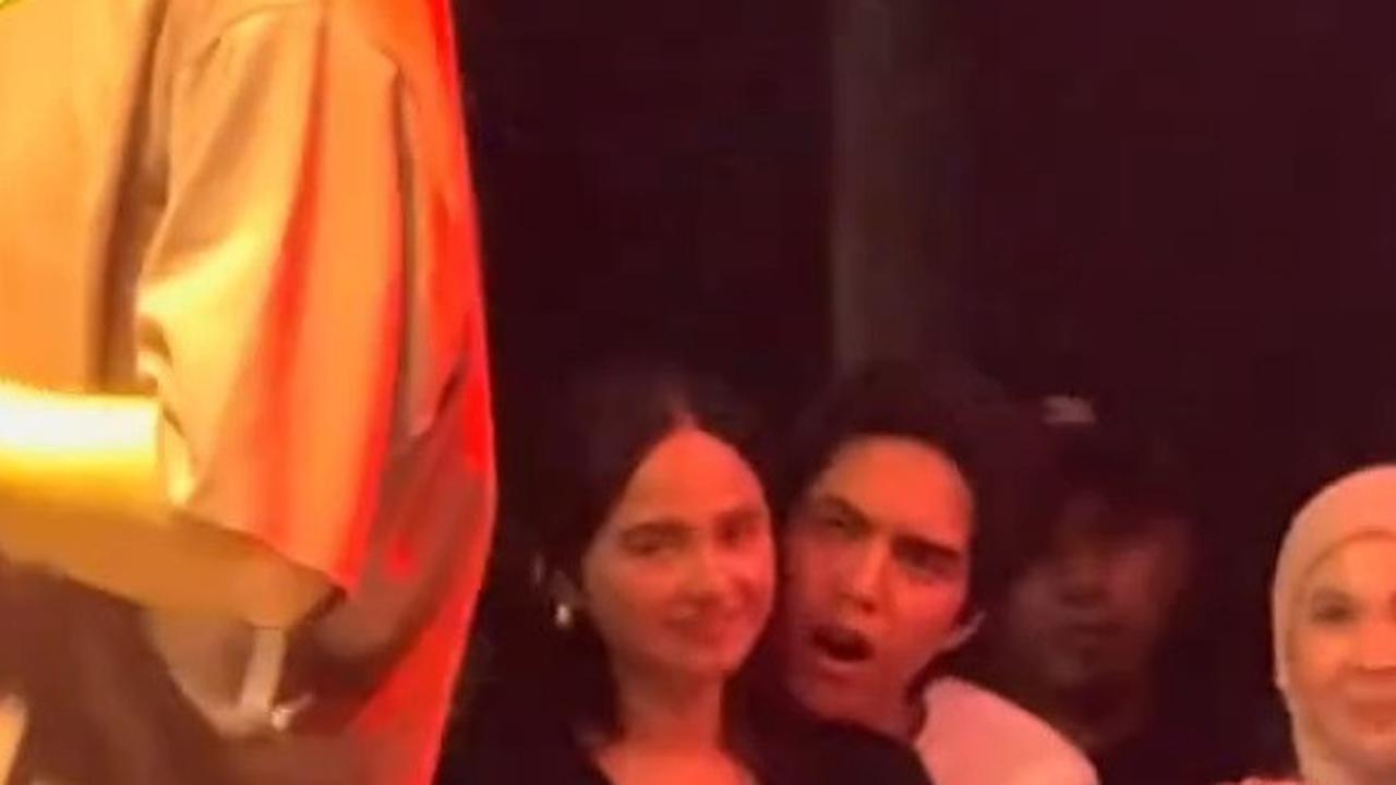 Jadi Sorotan, 7 Potret El Rumi Bucin Banget Kepada Syifa Hadju di Konser Sheila on 7