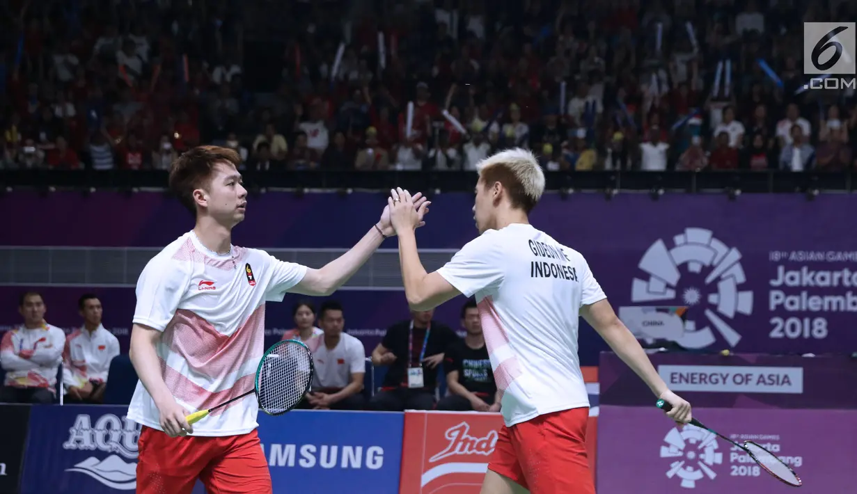 Ganda putra Indonesia, Marcus F Gideon/Kevin S Sukamuljo saat melawan pemain China Li Junhui/Liu Yuchen pada final Beregu Putra Asian Games 2018 di Istora Kompleks GBK, Jakarta, Rabu (22/8). Indonesia kalah 1-3. (Liputan6.com/Helmi Fithriansyah)