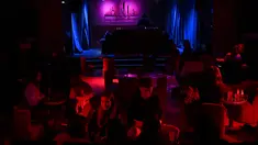 Kaum muda menikmati malam di Kafe Berlin di Madrid (17/1/2021). Dengan infeksi virus Corona harian mencapai rekor tertinggi setelah liburan Natal, beberapa wilayah Spanyol bergerak untuk semakin memperketat pembatasan pada kehidupan sosial. (AFP/Gabriel Bouys)