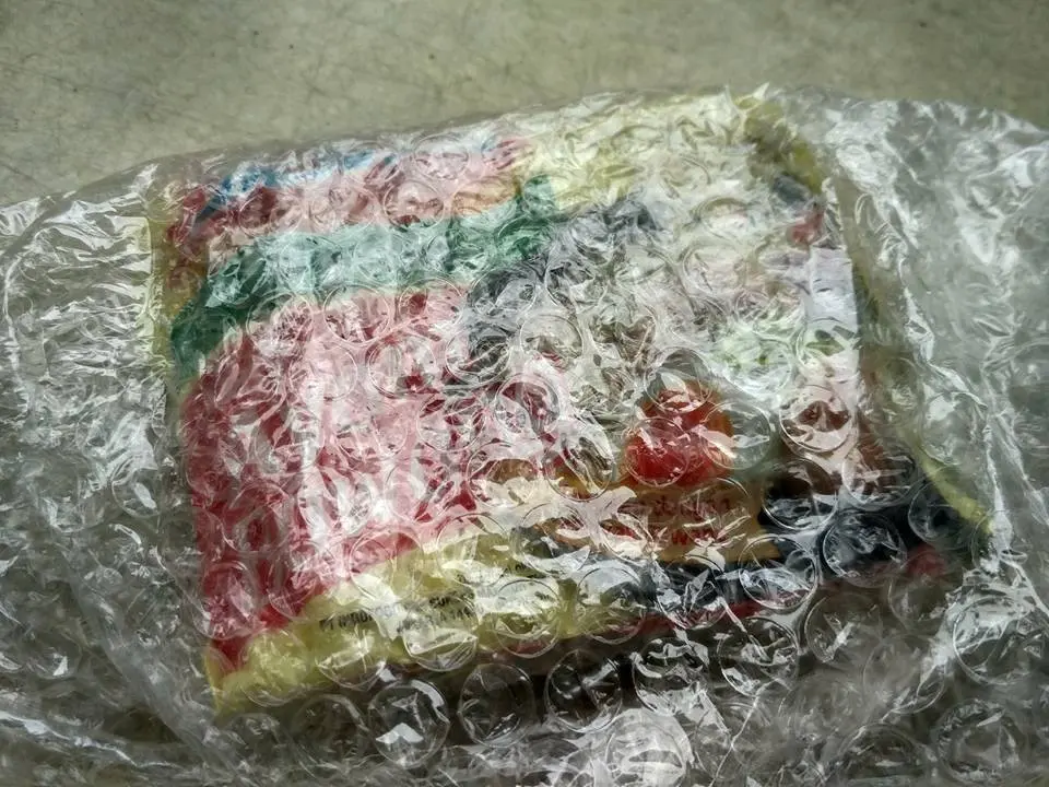 Unboxing mie instan sebungkus yang dibeli dari online shop. (Via: facbeook.com/hann251)