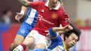 Pemain Manchester United, Antony (tengah) berebut bola dengan pemain Brighton, Kaoru Mitoma (kanan) pada laga semifinal Piala FA 2022/2023 di Stadion Wembley, London, Minggu (23/04/2023). Laga dimenangkan oleh MU dengan skor 7-6 melalui babak adu penalti. (AP Photo/Kirsty Wigglesworth)