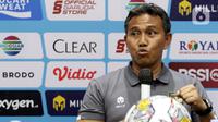 Pelatih timnas U-17 Indonesia, Bima Sakti saat memberi keterangan terkait kesiapan timnya menghadapi laga Kualifikasi Piala AFC U-17 2023 grup B, Kabupaten Bogor, Jawa Barat, Jumat (30/9/2022). Di babak Kualifikasi Piala AFC U-17 grup B akan digelar di di Stadion Pakansari, Kabupaten Bogor, Jawa Barat pada 1-9 Oktober 2022. (Liputan6.com/Helmi Fithriansyah)