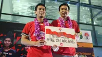 Mohammad Ahsan/Hendra Setiawan menerima bonus dari Kemenpora setelah meraih juara All England 2019. (Bola.com/Wiwig Prayugi)