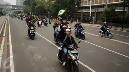Puluhan massa aksi damai mengendarai motor melewati Jalan MH Thamrin, Jakarta, Jumat (4/11). Massa berkumpul untuk melakukan aksi di depan Istana Negara menuntut penegakan hukum kasus dugaan penistaan agama. (Liputan6.com/Helmi Fithriansyah)
