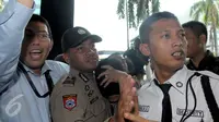 Salah satu tersangka yang terjaring dalam OTT di Bengkulu setelah dipindahkan dari ke Jakarta, Selasa (24/5). Dua dari enam orang tersangka merupakan hakim Pengadilan Negeri Tindak Pidana Korupsi di Bengkulu. (Liputan6.com/Helmi Afandi)