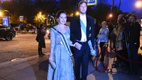 Pangeran Leka Zogu II, cucu Raja Zog dari Albania, dan istrinya Elia Zaharia tiba untuk menghadiri makan malam pada pernikahan Grand Duke George Mikhailovich Romanov, dan Victoria Romanovna Bettarini di Saint Petersburg, pada Oktober 1 Agustus 2021. (OLGA MALTSEVA / AFP)